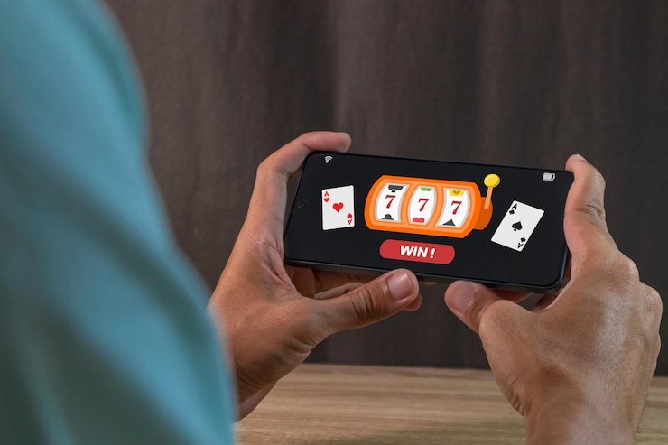Pengguna tehbotoltoto melakukan kontak dengan layanan dukungan menggunakan smartphone di rumah